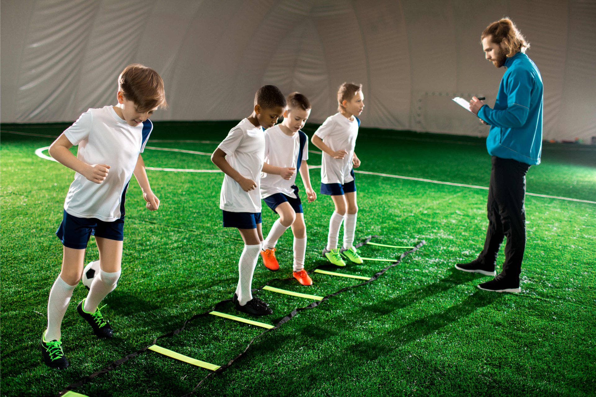 Entraineur apprend soccer enfants complexe sportif